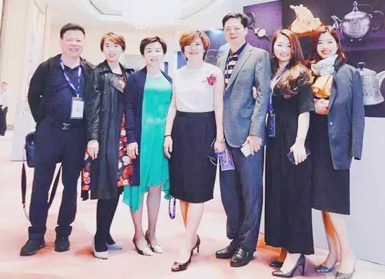 张霞（中间）与她的企业家朋友们在第十五届白银订货会上的合影